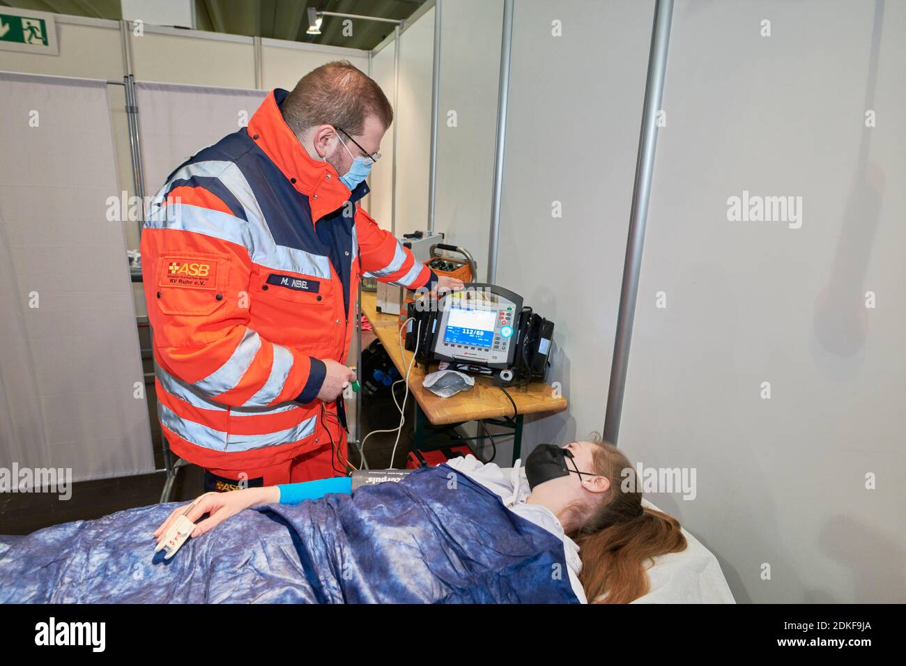 Covid19 Impfzentrum der Stadt Essen in einer Messehalle eingerichtet mit Beteiligung verschiedene Hilfsorganisationen Stockfoto