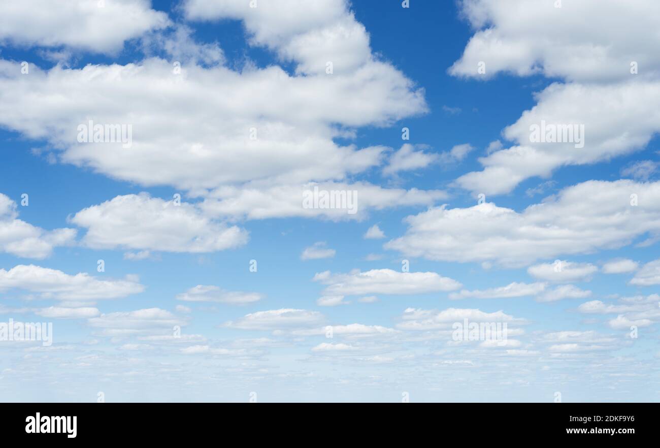 Hintergrund mit sommerblauem Himmel und weißen Kumuluswolken Stockfoto