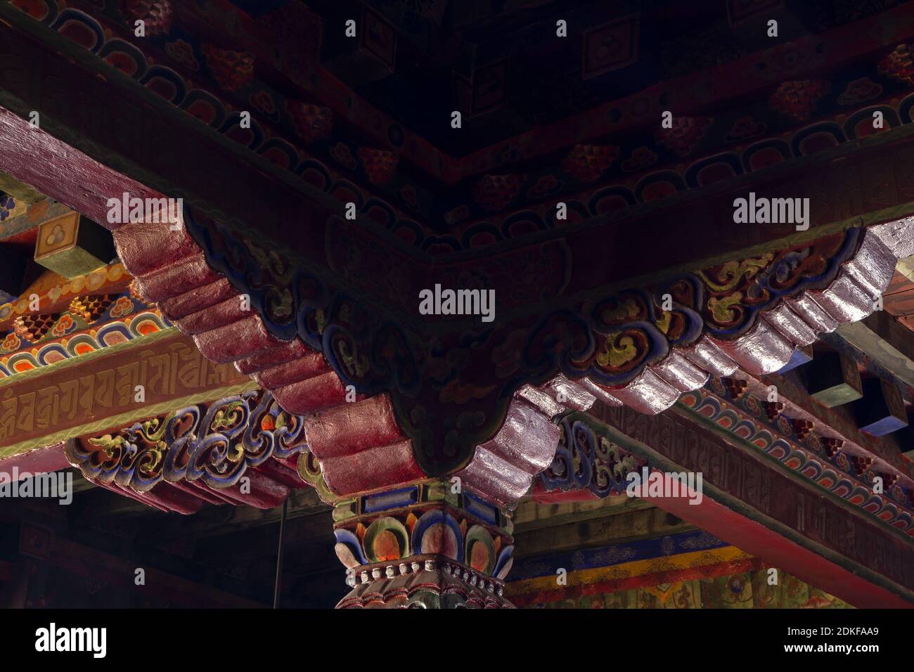 Pemayangtse, Sikkim, Indien - 31 Dec, 2011: Bunt bemalte Decke und geschnitzte Säulen, buddhistische Ornamente im Pemayangtse Tempel (Sikkim, Indien) Stockfoto