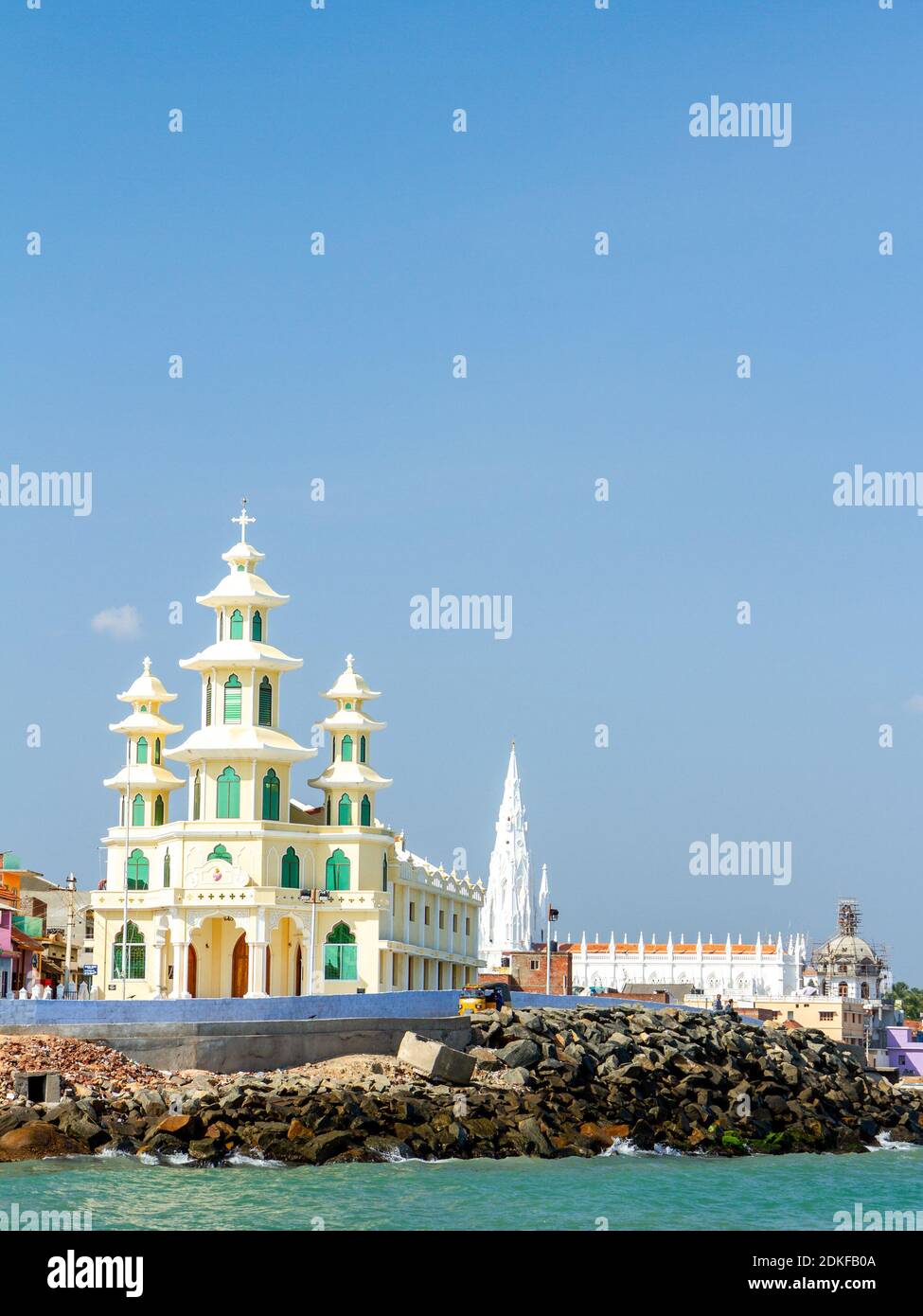 Kanyakumari, Indien - 20 Jan 2012: St. Rochus Kirche und Our Lady of Ransom Kirche am Meer in der Kanyakumari am südlichsten Punkt von Indien, fo Stockfoto