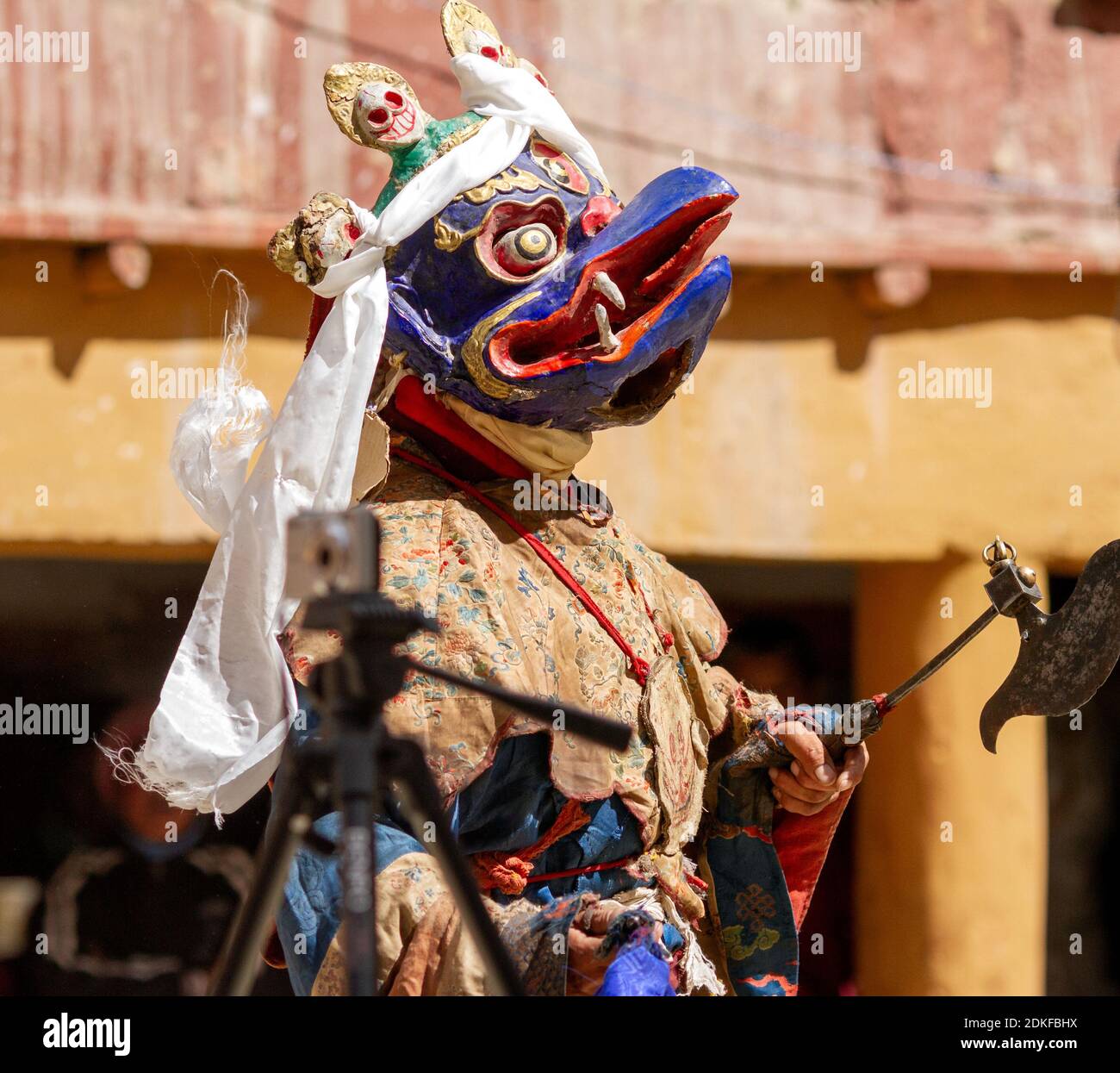 Korzok, Ladakh, Indien - 23. Juli 2012: Nicht identifizierter Mönch in Garuda Maske (Vogel-wie Kreatur in Hindu-, Buddhist-und Jain Mythologie) mit rituellen Axt (pa Stockfoto