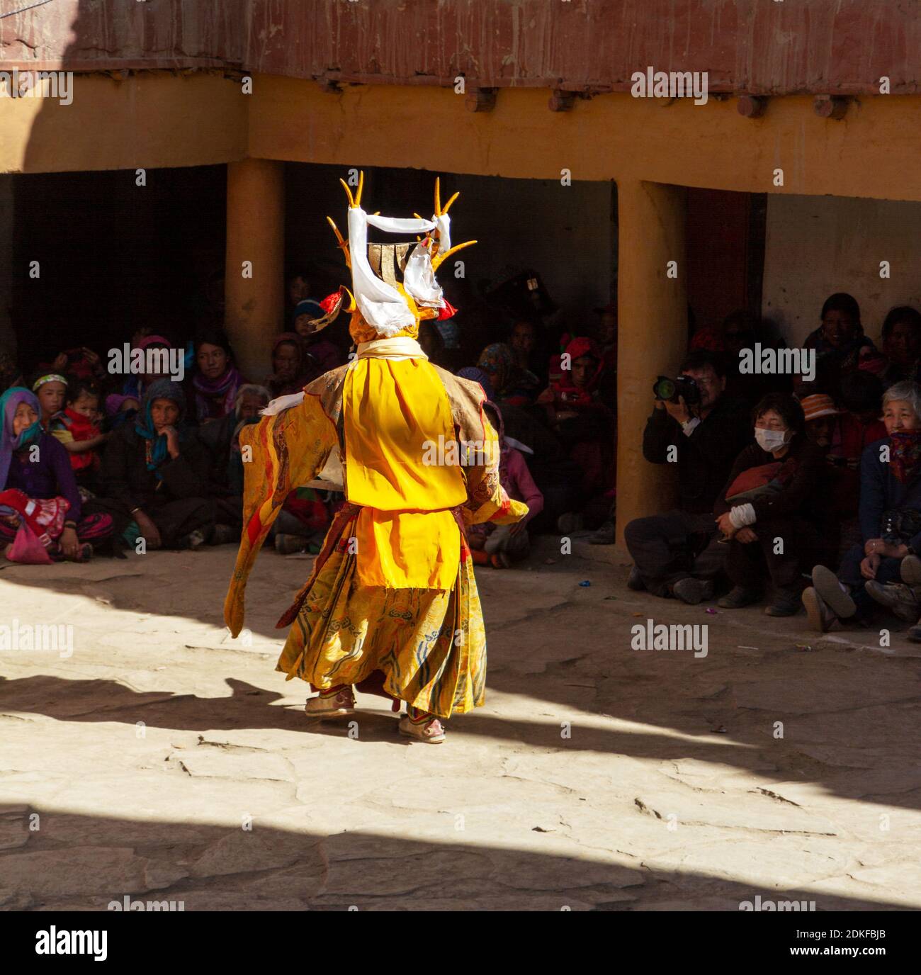 Korzok, Indien - 23. Juli 2012: Nicht identifizierter Mönch in Hirsch Maske mit Schwert führt religiösen Mysterientanz des tibetischen Buddhismus auf dem Cham Dance Festival Stockfoto