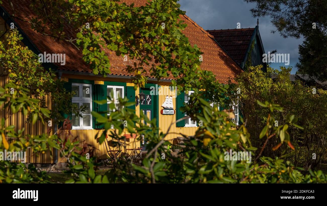 Deutschland, Mecklenburg-Vorpommern, Prerow, traditionelles Haus, Schriftzug MEERZEIT am Hang, Holzschiff, Ostsee Stockfoto