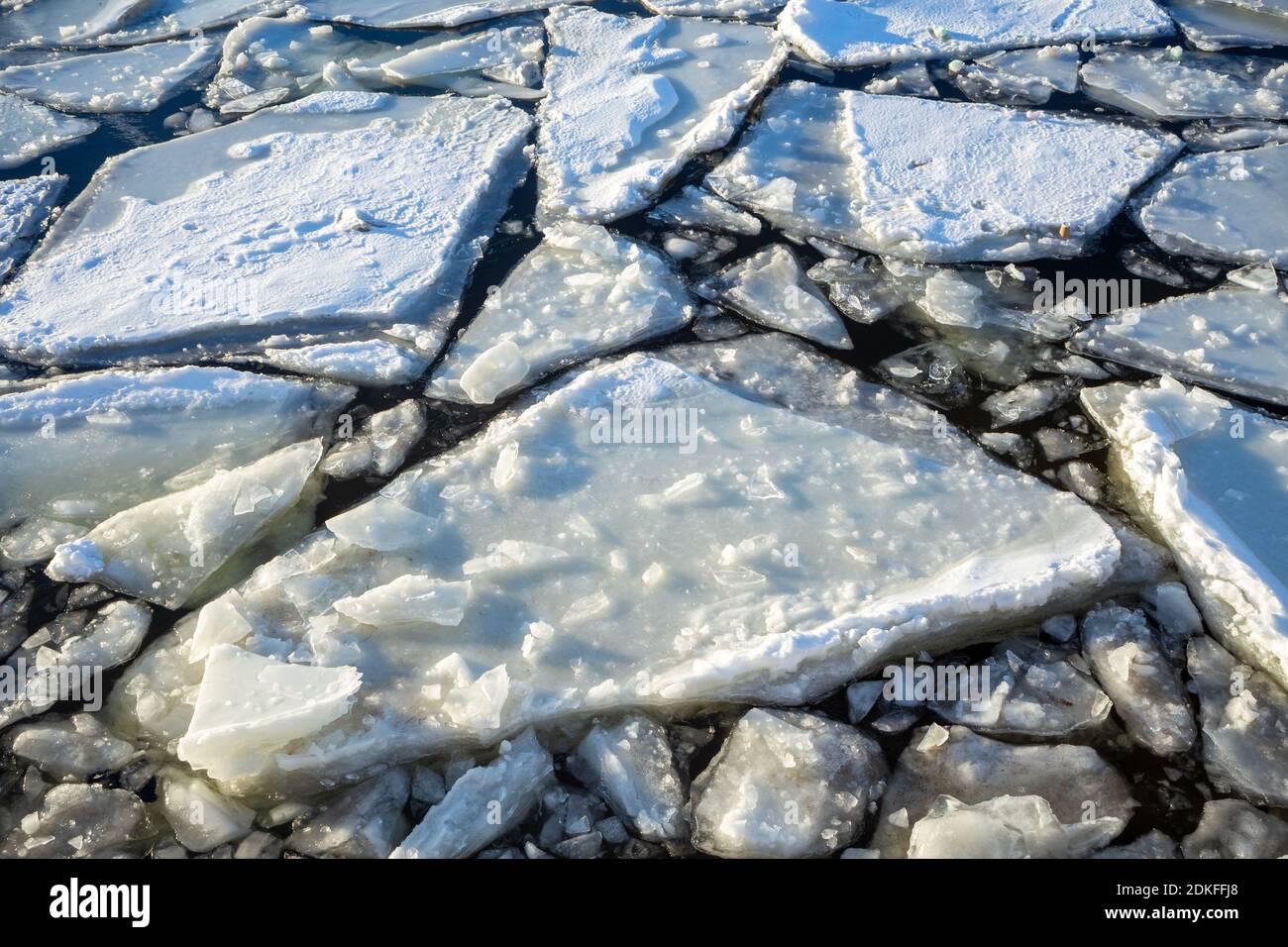 Eisschollen auf dem Fluss an einem kalten Wintertag Bei Sonnenuntergang Stockfoto