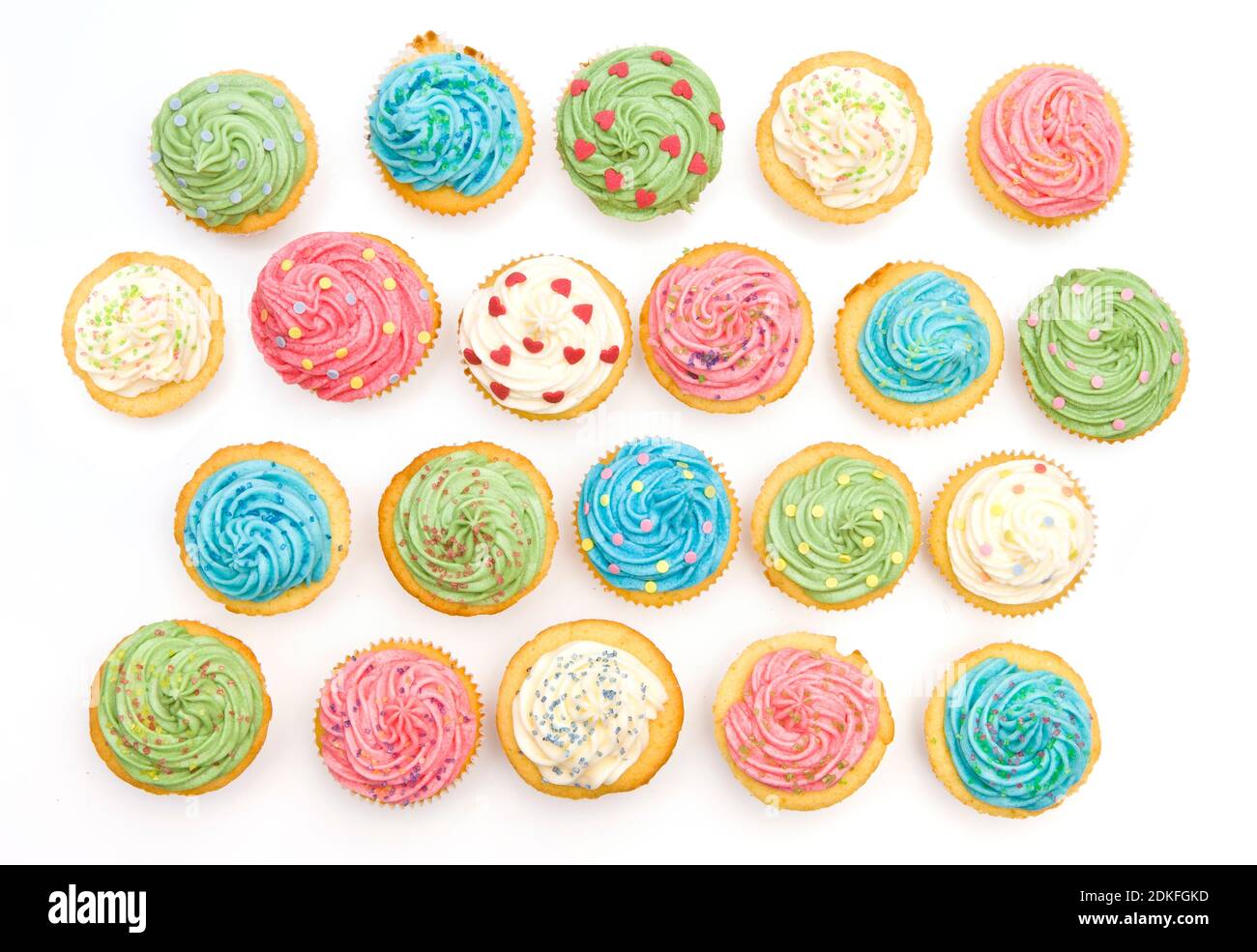 Liebevoll dekorierte Cupcakes mit bunten Dekorationen Stockfoto