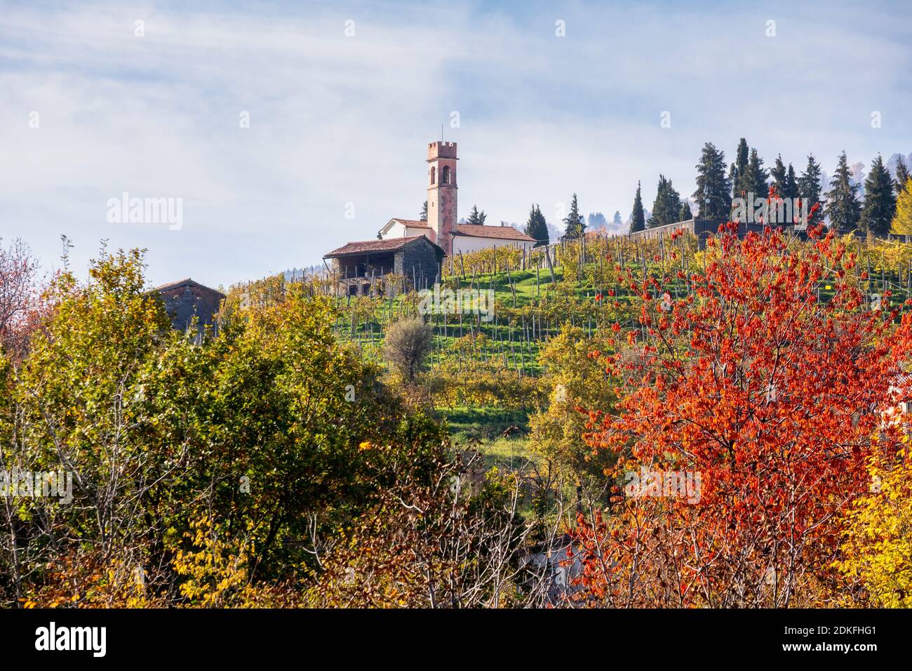 Das Oratorium der seligen Jungfrau des Leidens auf dem Hügel von Combai, zwischen den Weinbergen im Herbst, Miane, Treviso, Italien, Europa Stockfoto