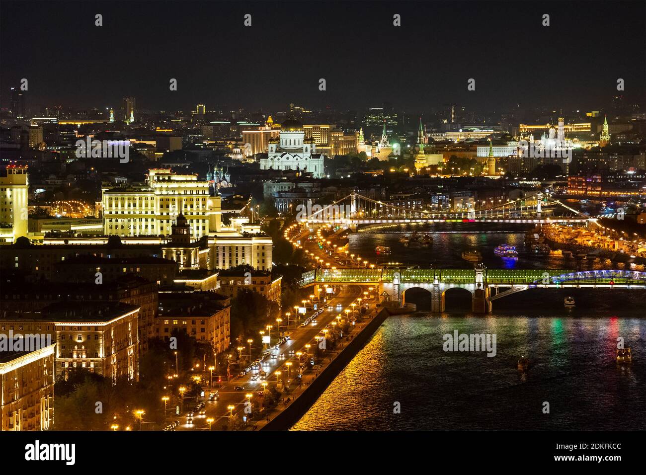 Moskau Zentrum, Panoramablick von oben in der Nacht - Krymsky-Brücke, St. Andrews-Brücke, Patriarch-Brücke, Christ the Saviour Cathedral, Denkmal für PE Stockfoto