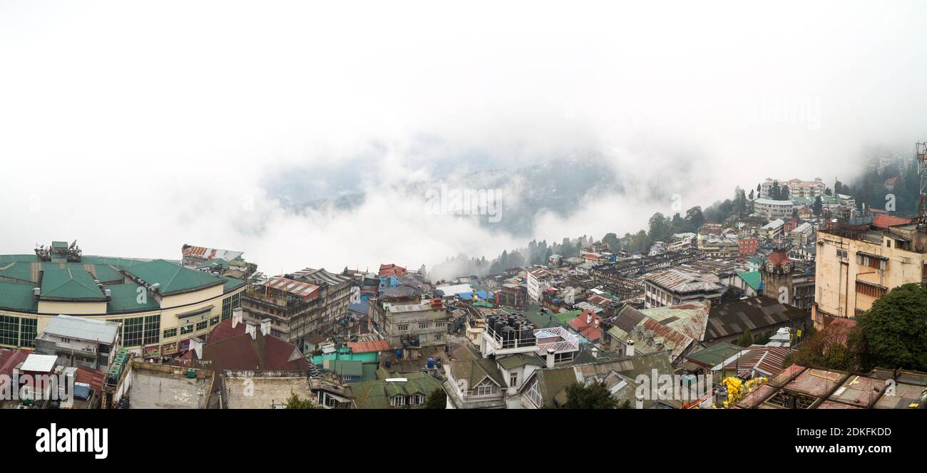 Panorama von Darjeeling Stadt in Ostbengalen, Indien, und die umliegenden Berge in dichtem Nebel. Blick von oben Stockfoto