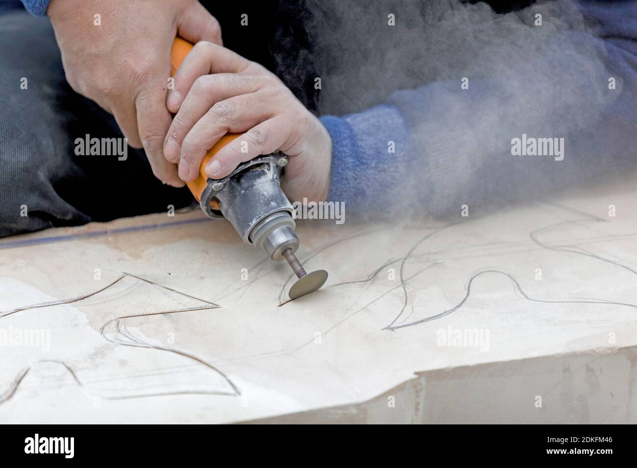 Bildhauer schneidet mit seinem Flex nach einer Schablone, Obernkirchen, Niedersachsen, Deutschland Stockfoto