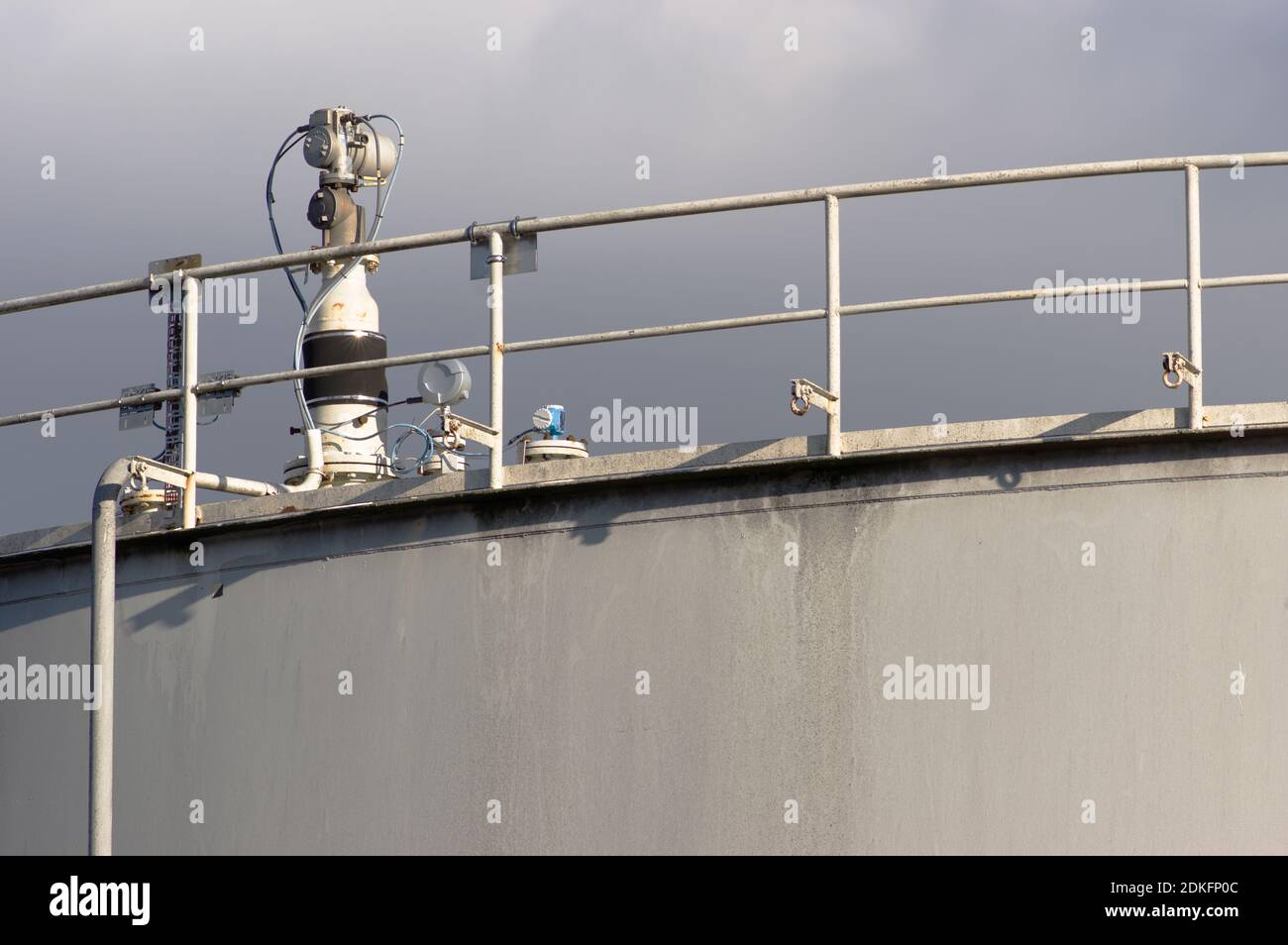 Nahaufnahme einer elektrischen Anlage einer großen grauen Industrie Tank zur Lagerung von Benzin und Öl Stockfoto