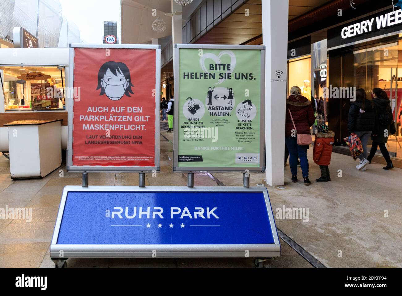 Ruhrpark Shopping Center, Bochum, Deutschland, 15. Dezember 2020. Große Schilder erinnern an das obligatorische Tragen von Masken und andere Vorschriften, die mit Covid in Verbindung stehen. Das normalerweise geschäftige Einkaufszentrum erscheint am letzten Tag vor der sogenannten 'harten Absperrung' ruhig. Heute war der letzte Tag, an dem Einzelhändler und Dienstleistungen, abgesehen von Lebensmitteln und lebenswichtigen Vorräten, vor dem morgigen Lockdown geöffnet sein durften. Es umfasst auch die Schließung der meisten Sekundarschulen, Friseure und damit verbundene Dienstleistungen. Weitere Maßnahmen werden von Staat zu Staat getroffen.Quelle: Imageplotter/Alamy Live News Stockfoto
