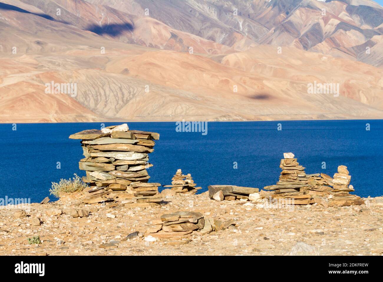 Kleine buddhistische Stupas - Ovoo (Oboo) oder ein heiliger Steinhaufen (der in buddhistischen und mongolischen Zeremonien und Ritualen verwendet wird), gesammelt in der Form Stockfoto