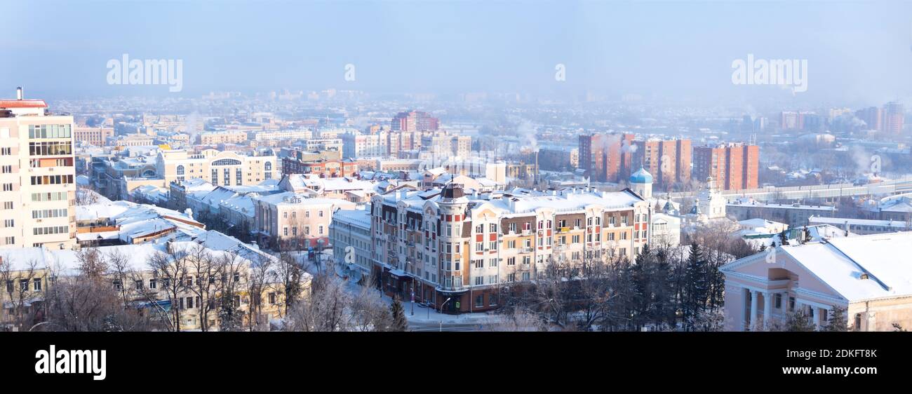 Penza, Russland - 24. Januar 2016: Winterpanorama der Stadt Penza mit Wohngebieten und Autobahn in einem ruhigen kalten sonnigen Tag, ein Blick von oben, in Penza, Stockfoto