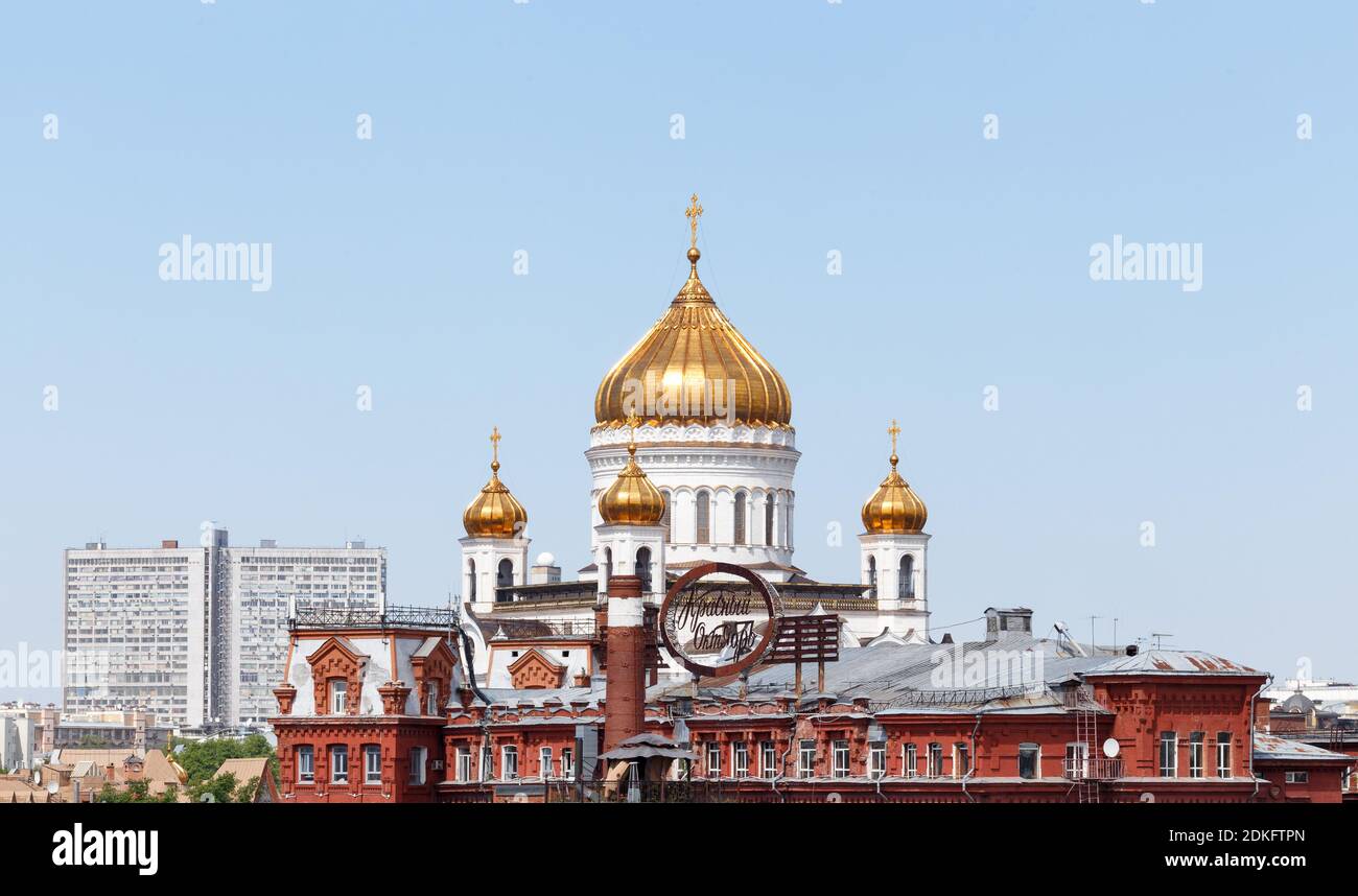 Moskau, Russland - 15. Mai 2016: Kathedrale Christi des Erlösers, Haus auf dem Neuen Arbat und Konditorei 'Krasny Oktyabr' (Roter Oktober) - Stockfoto