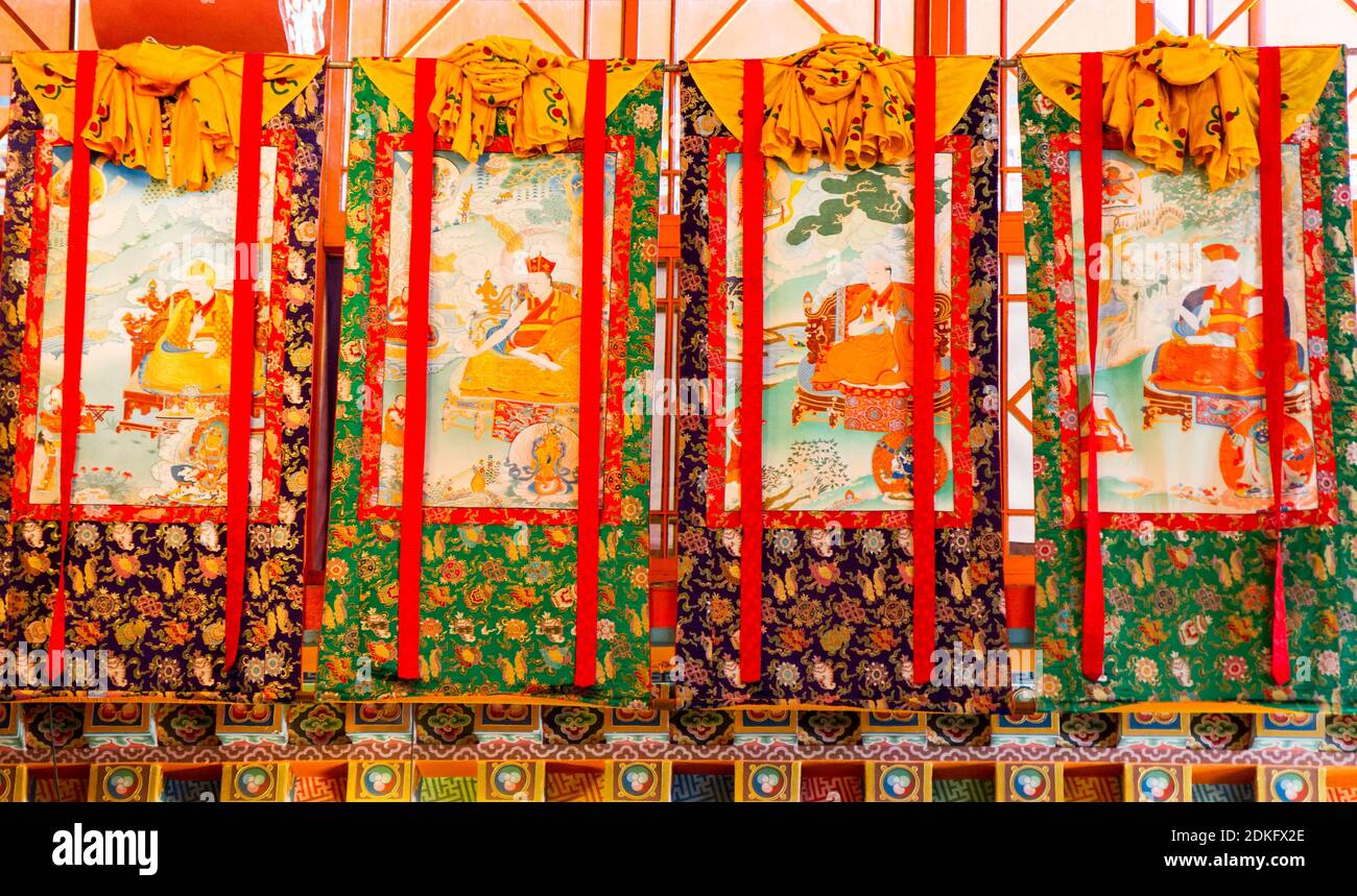 Gangtok, Indien - 27. Dezember 2011: Buddhistische Thangkas - ein tibetisch-buddhistisches Gemälde auf Baumwolle oder Seidenapplikation - in einem Kloster in Gangtok, Sikkim, I Stockfoto
