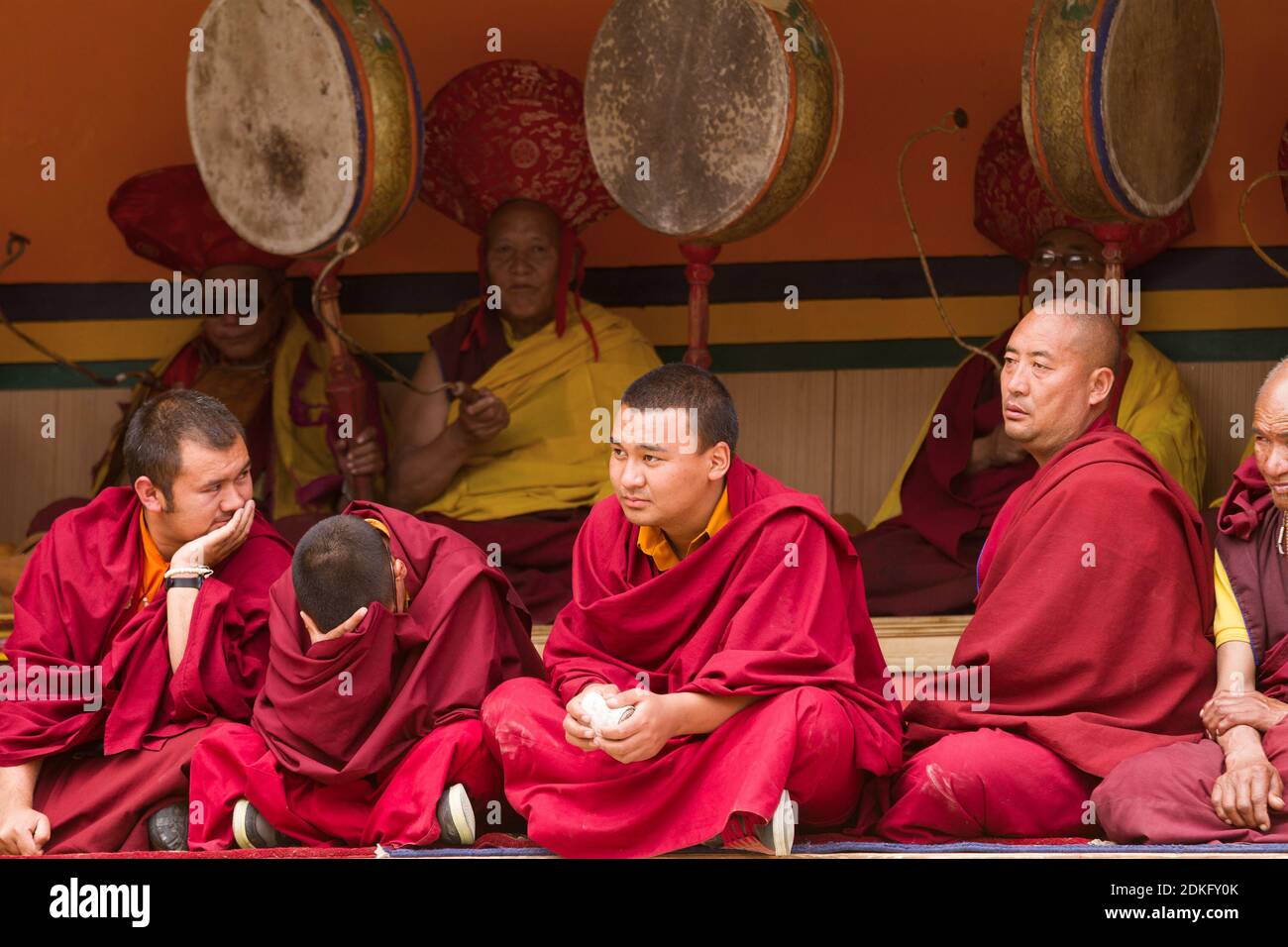 Lamayuru, Indien - 17. Juni 2012: Gelug-pa Mönche als aufmerksame Zuschauer und rituelle Trommler beim Cham Dance Festival of Tibetan Buddhism in Lamayur Stockfoto