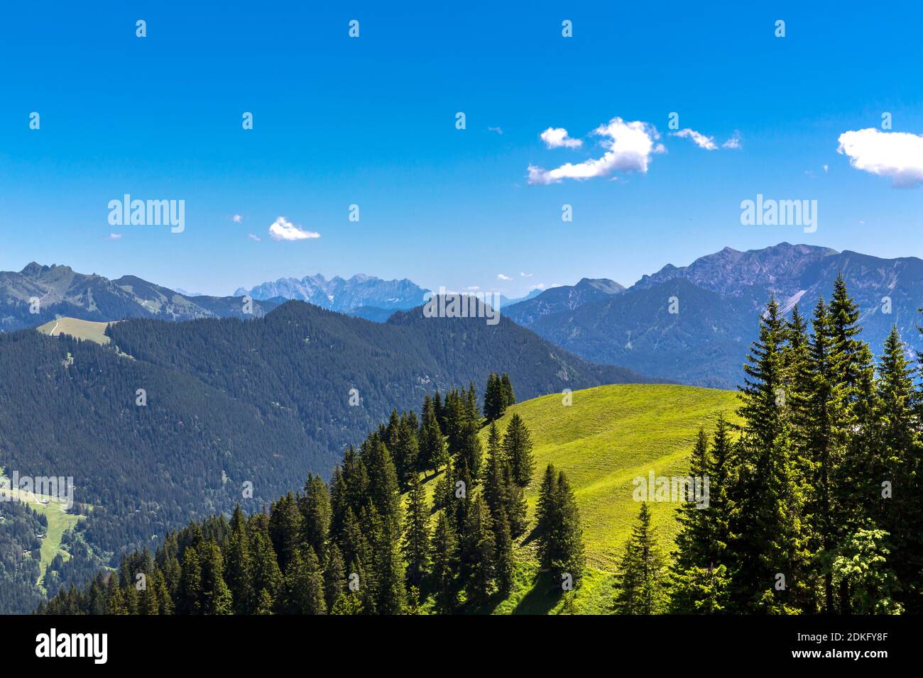 Blick von Wallberg auf die Alpen, hinter Wilder Kaiser, 2344 m, rechts Hinteres Sonnwendjoch, 1986 m, Rottach-Egern, Tegernsee, Bayerische Alpen, Bayern, Deutschland, Europa Stockfoto