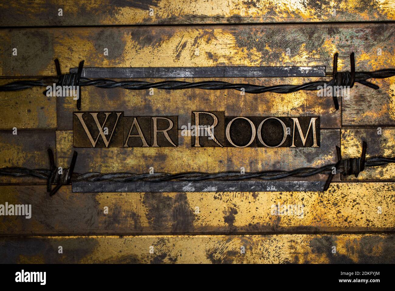 Krieg Zimmer Text auf Grunge strukturiert korrodiertes Kupfer und Gold Hintergrund Stockfoto