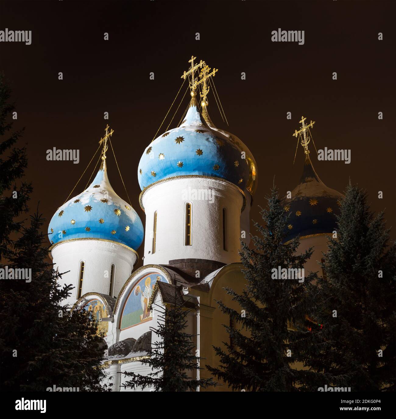 Nachtansicht der Mariä-Himmelfahrt-Kathedrale der Dreifaltigkeit Lavra von St. Sergius (Russland) Stockfoto