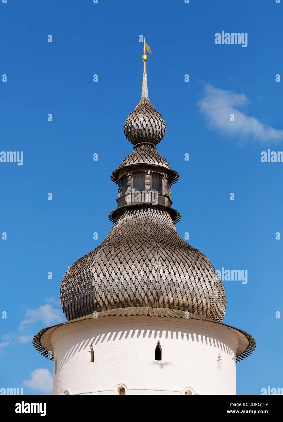 Bedeckt mit Holzplatten Kuppel der Heiligen Pforten im Kreml des Rostow Weliki (Rostow der große) an einem sonnigen Tag. Goldener Ring von Russland Stockfoto