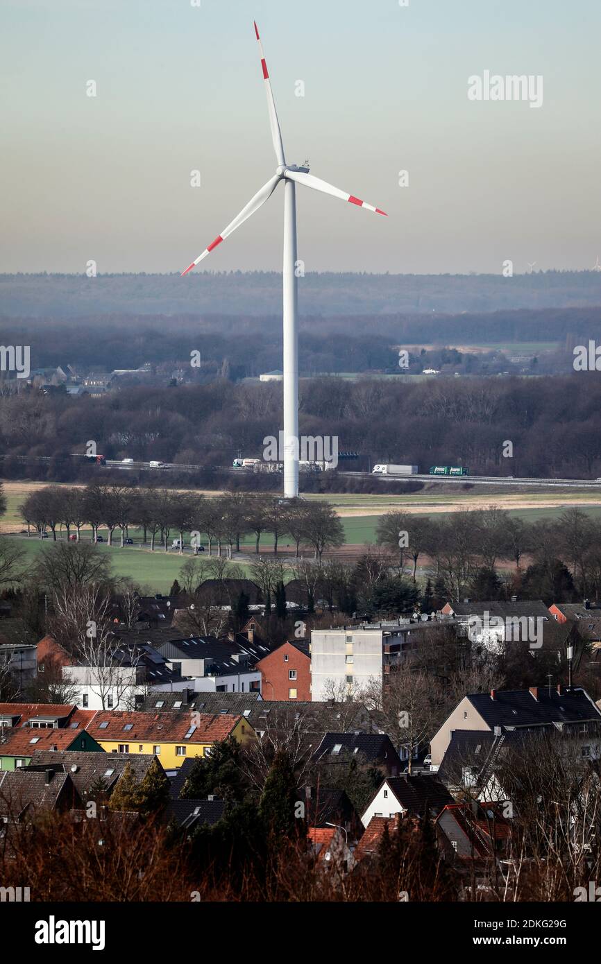 Moers, Ruhrgebiet, Nordrhein-Westfalen, Deutschland - EINE Windturbine in einem Wohngebiet an der Autobahn A42, ENNI Energie & Umwelt Niederrhein. Stockfoto