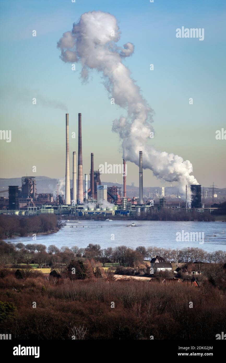 Duisburg, Ruhrgebiet, Nordrhein-Westfalen, Deutschland - ThyssenKrupp Industrielandschaft, Blick über den Rhein Richtung ThyssenKrupp Steel, hier die Kokerei Schwelgern. Stockfoto