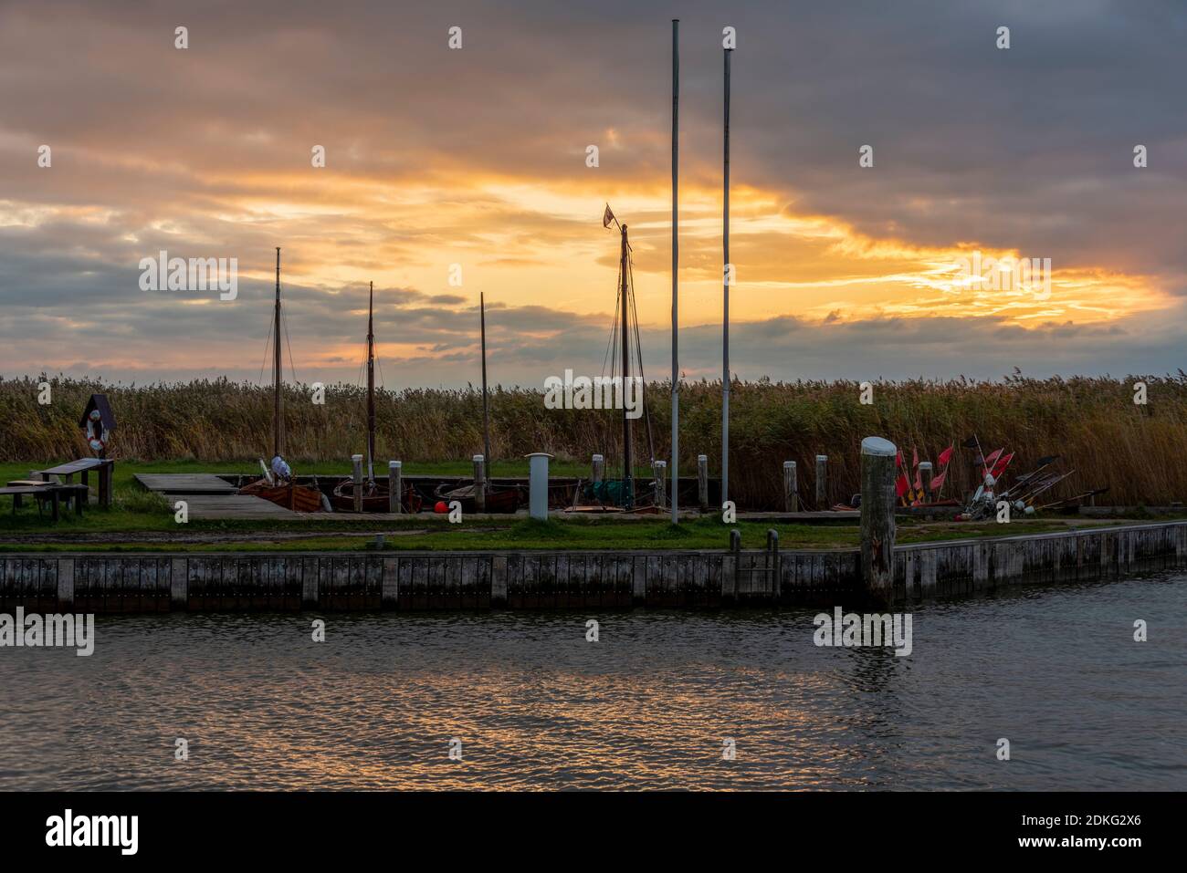 Deutschland, Mecklenburg-Vorpommern, Ahrenshoop, Sonnenaufgang an der Bucht, Althagen Fischerhafen, Ostsee Stockfoto