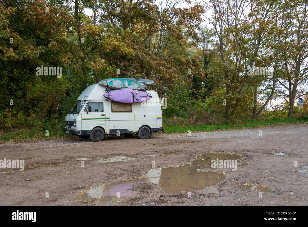 Deutschland, Mecklenburg-Vorpommern, Ahrenshoop, Campingbus mit Surfbrettern, Althagener Hafen, Ostsee Stockfoto