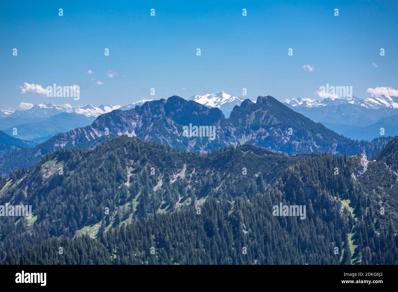 Blick von Wallberg nach Lahner Schneid, hinten Tiroler Schinder (1808 m) und Bayerischer Schinder (1796 m), hinten hohe Tauern mit Großglockner (3798 m) und Großvenediger (3666 m), Rottach-Egern, Tegernsee, Bayerische Alpen, Bayern, Deutschland, Europa Stockfoto