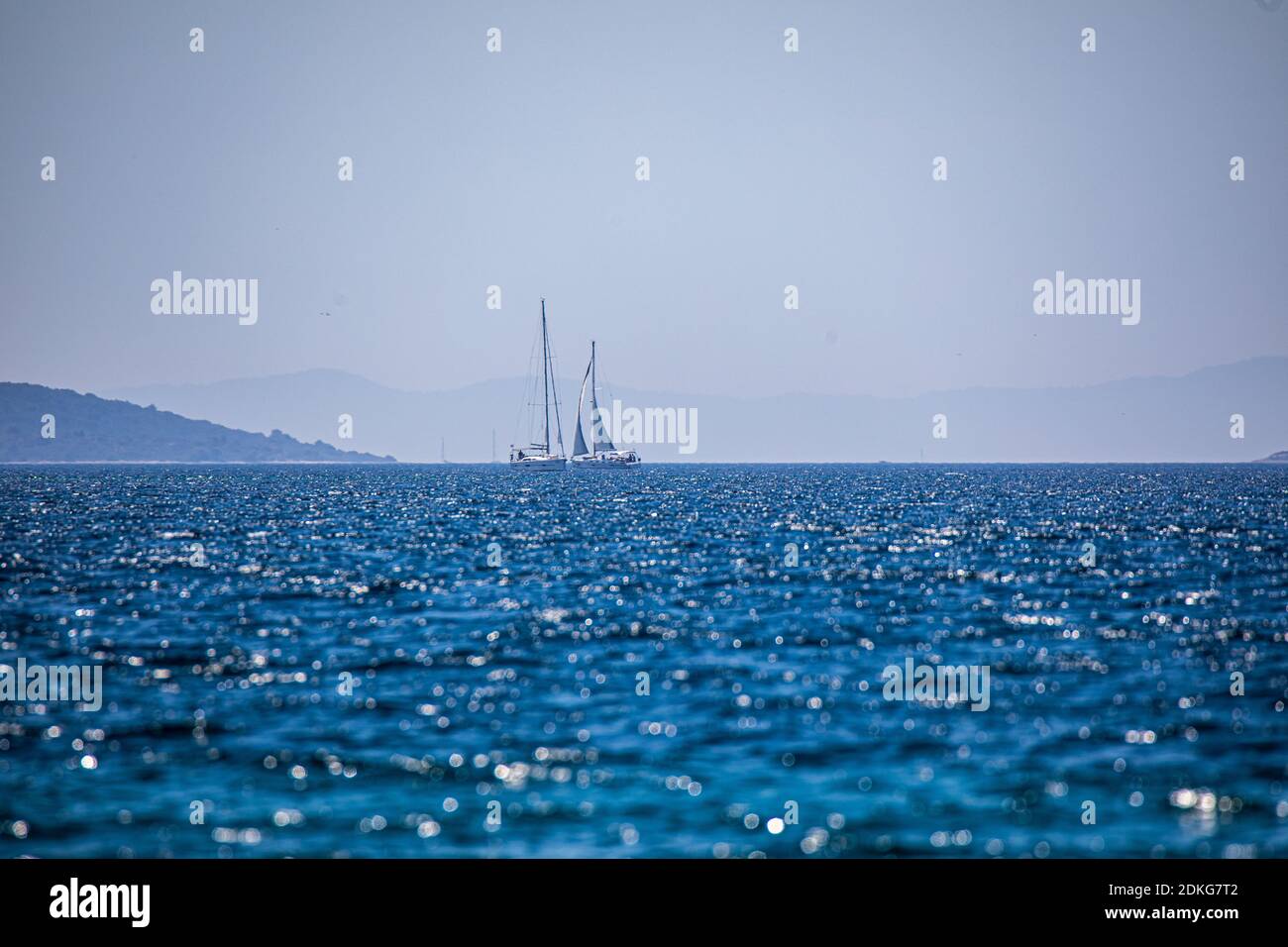 Zwei Segelboote auf dem Wasser. Stockfoto