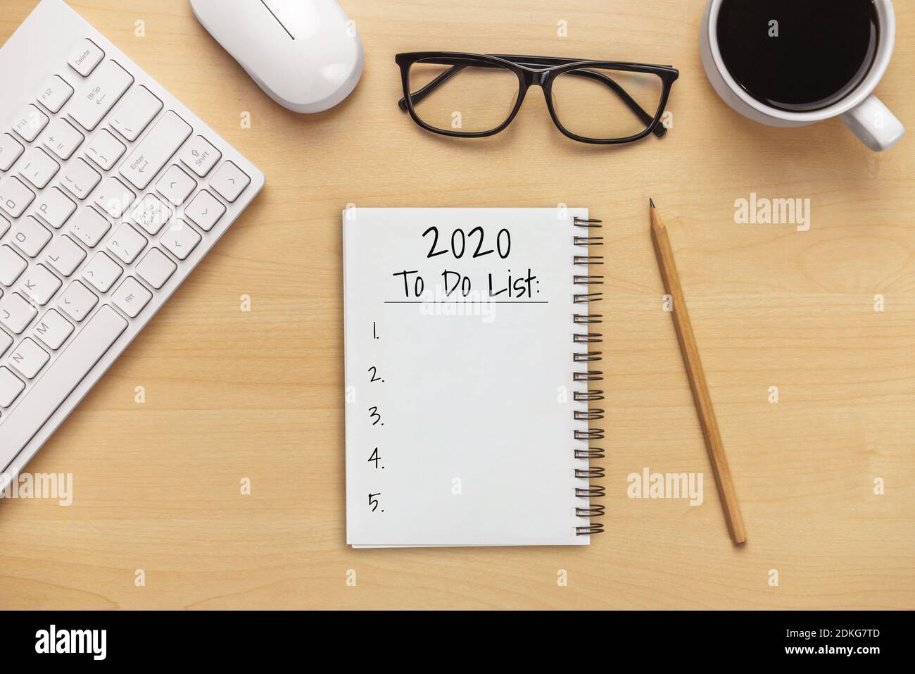Neujahrsauflösung Zielliste 2020 - Business Office Desk Mit handgeschriebendem Notizbuch über die Planauflistung der neuen Jahresziele und -Beschlüsse Stockfoto