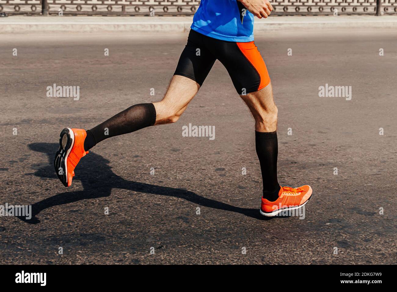 Beine männliche Läufer in Kompression Socken laufen Asphalt Stockfotografie  - Alamy