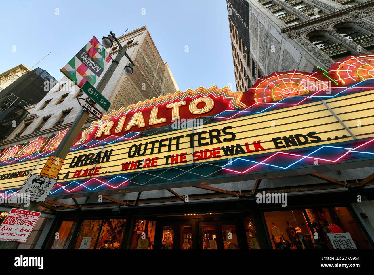 Los Angeles, Kalifornien - 26. Aug 2020: Rialto Cinema Theatre in Downtown Los Angeles, derzeit ein Urban Outfitters Store. Stockfoto