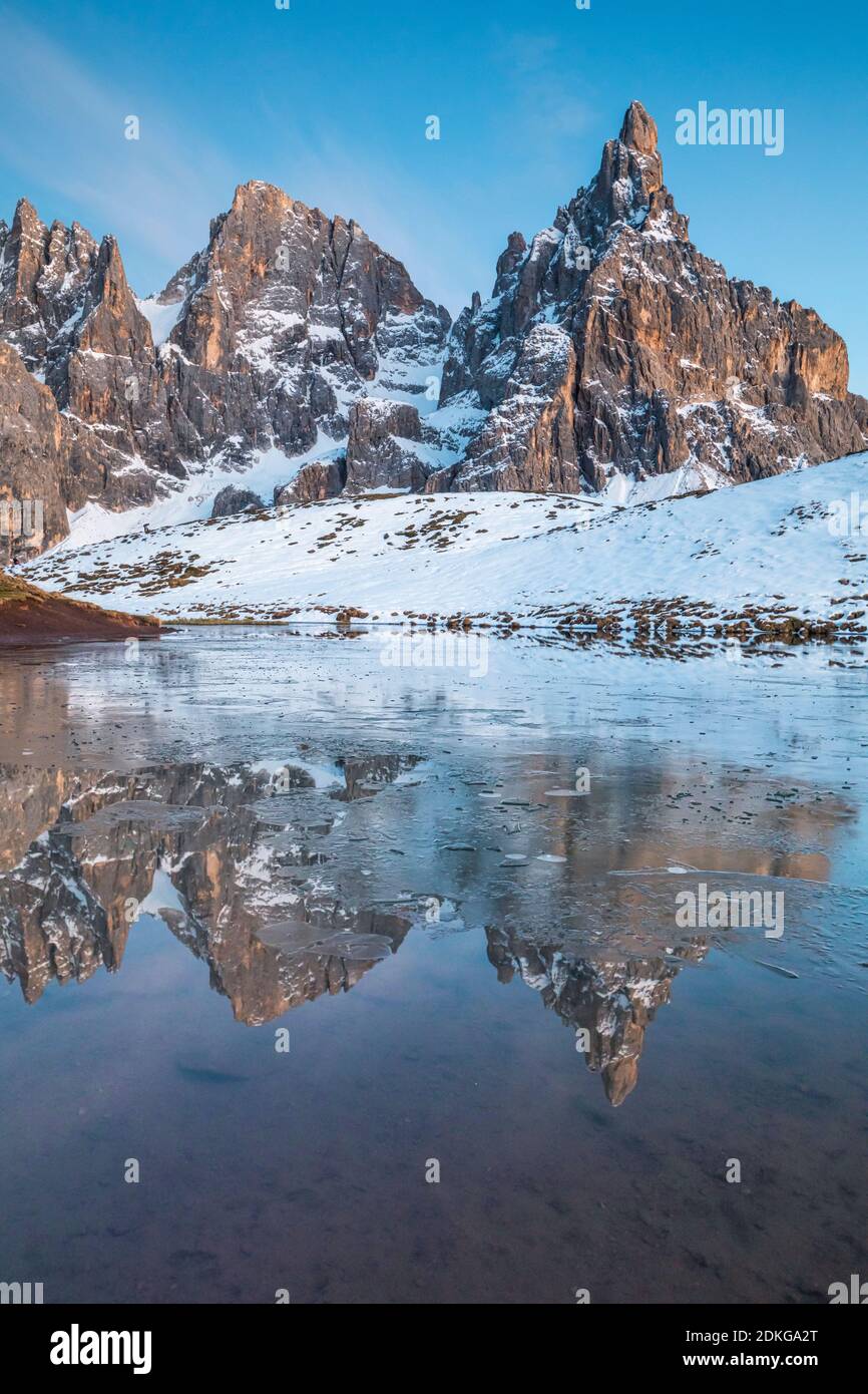 Winteransicht des Pale di San Martino Bergrückens von der Baita Segantini Hütte, Primiero e San Martino di Castrozza, Rollepass, Dolomiten, Trentino, Italien, Europa Stockfoto