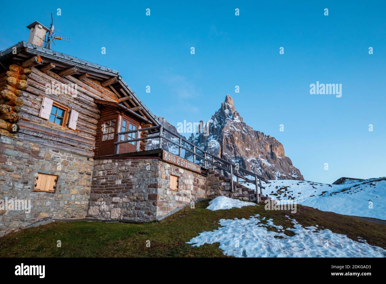 Winteransicht des Cimon della Pala (Pale di San Martino Bergrücken) und Baita Segantini Hütte, Primiero e San Martino di Castrozza, Rolle Pass, Dolomiten, Trentino, Italien, Europa Stockfoto