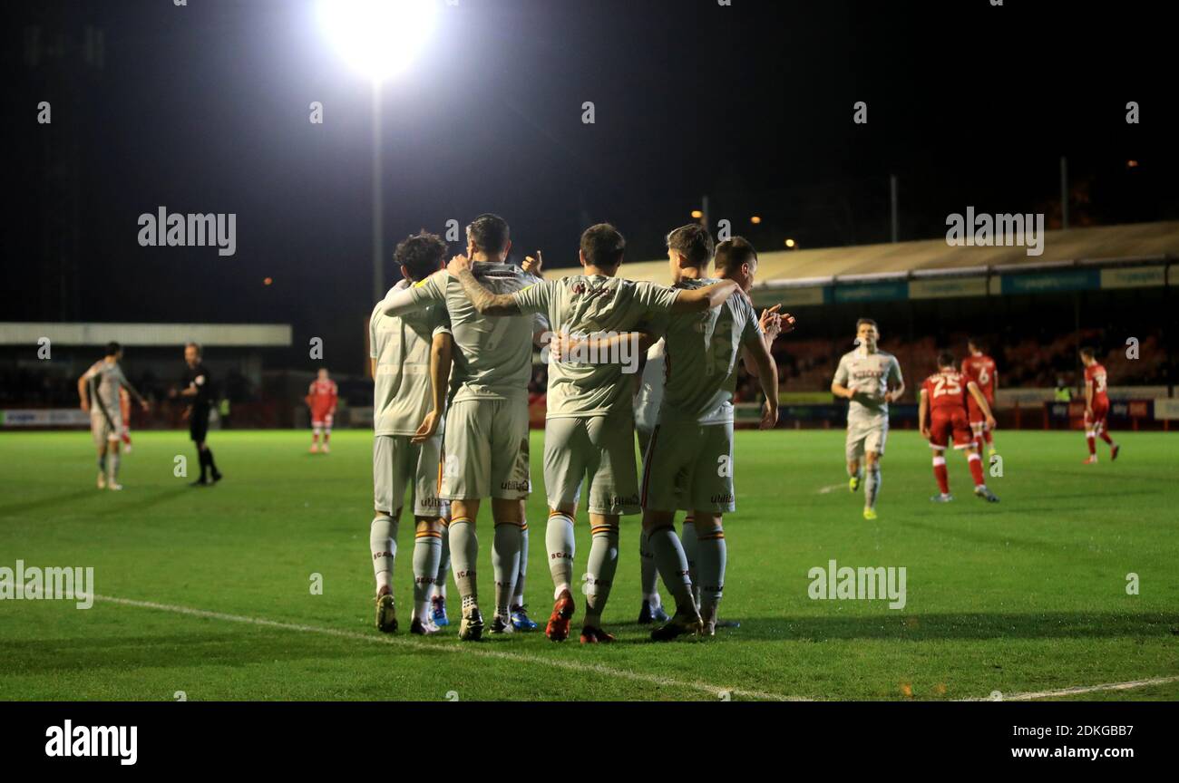 Lee Novak von Bradford City feiert das erste Tor seiner Mannschaft mit Teamkollegen während des Sky Bet League Two-Spiels im People's Pension Stadium, Crawley. Stockfoto