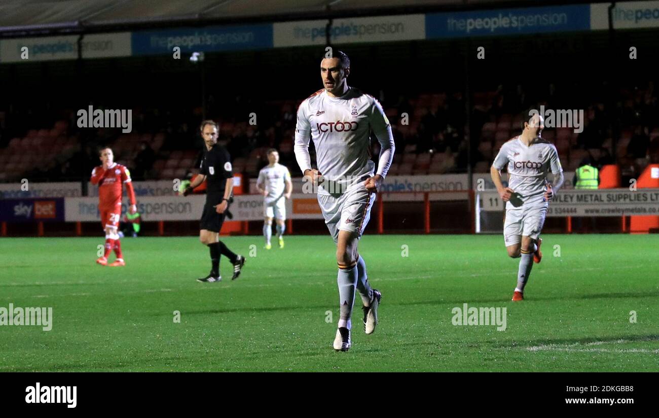 Lee Novak von Bradford City feiert das erste Tor seines Spieles während des Sky Bet League Two-Spiels im People's Pension Stadium, Crawley. Stockfoto