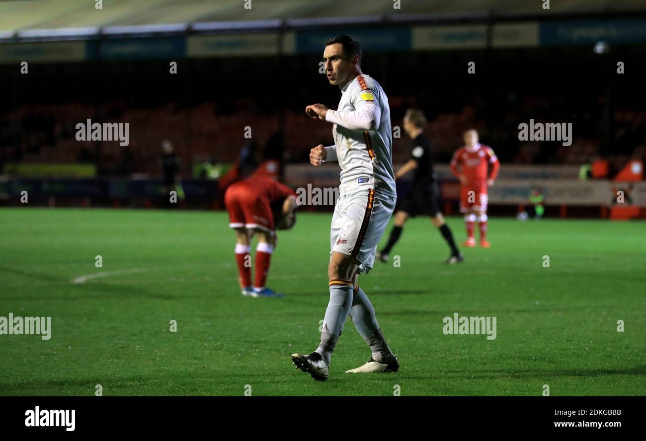 Lee Novak von Bradford City feiert das erste Tor seines Spieles während des Sky Bet League Two-Spiels im People's Pension Stadium, Crawley. Stockfoto