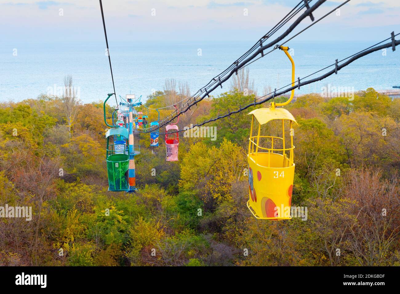ODESSA, UKRAINE - 26. NOVEMBER 2020: Blick auf eine berühmte Seilbahn in Odessa mit dem Meer im Hintergrund. Stockfoto