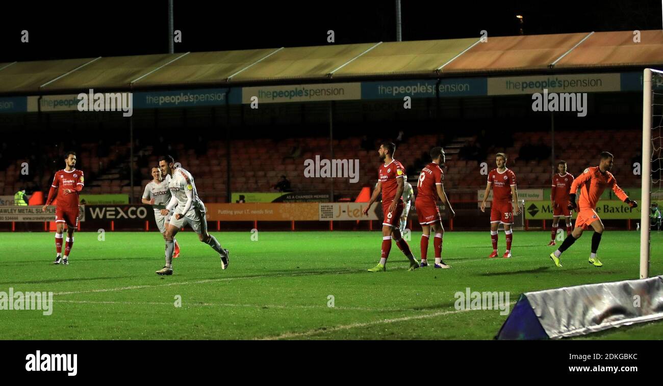 Lee Novak von Bradford City feiert das erste Tor seines Spieles während des Sky Bet League Two-Spiels im People's Pension Stadium, Crawley. Stockfoto