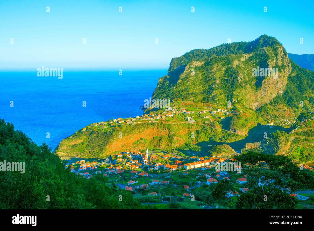 Landschaft mit Maderia Dorf, Berge und Meer in bei Sonnenuntergang. Madeira, Portugal Stockfoto