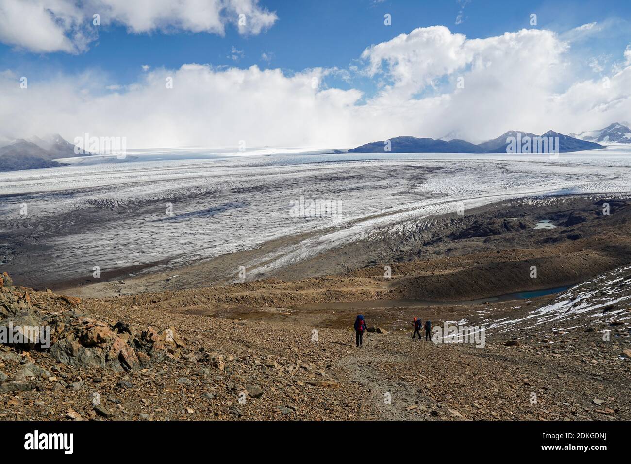 Wanderer, die vom Paso del Viento auf dem Rundweg Huemul, El Caltén, Argentinien, zum südpatagonischen Eisfeld hinabsteigen. Stockfoto