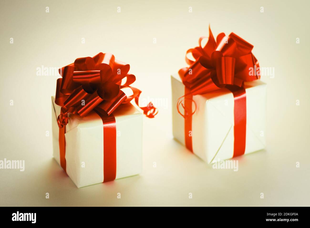 Geschenkboxen und Weihnachtsspielzeug auf hellem Hintergrund Stockfoto