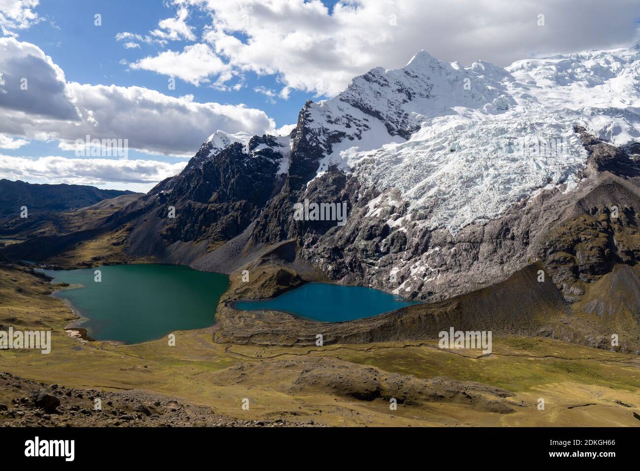 Gletscher an der Ostwand des Ausangate-Berges mit Blick auf den Pucacocha-See-Campingplatz, Ausangate-Wanderung, Peru, Südamerika Stockfoto