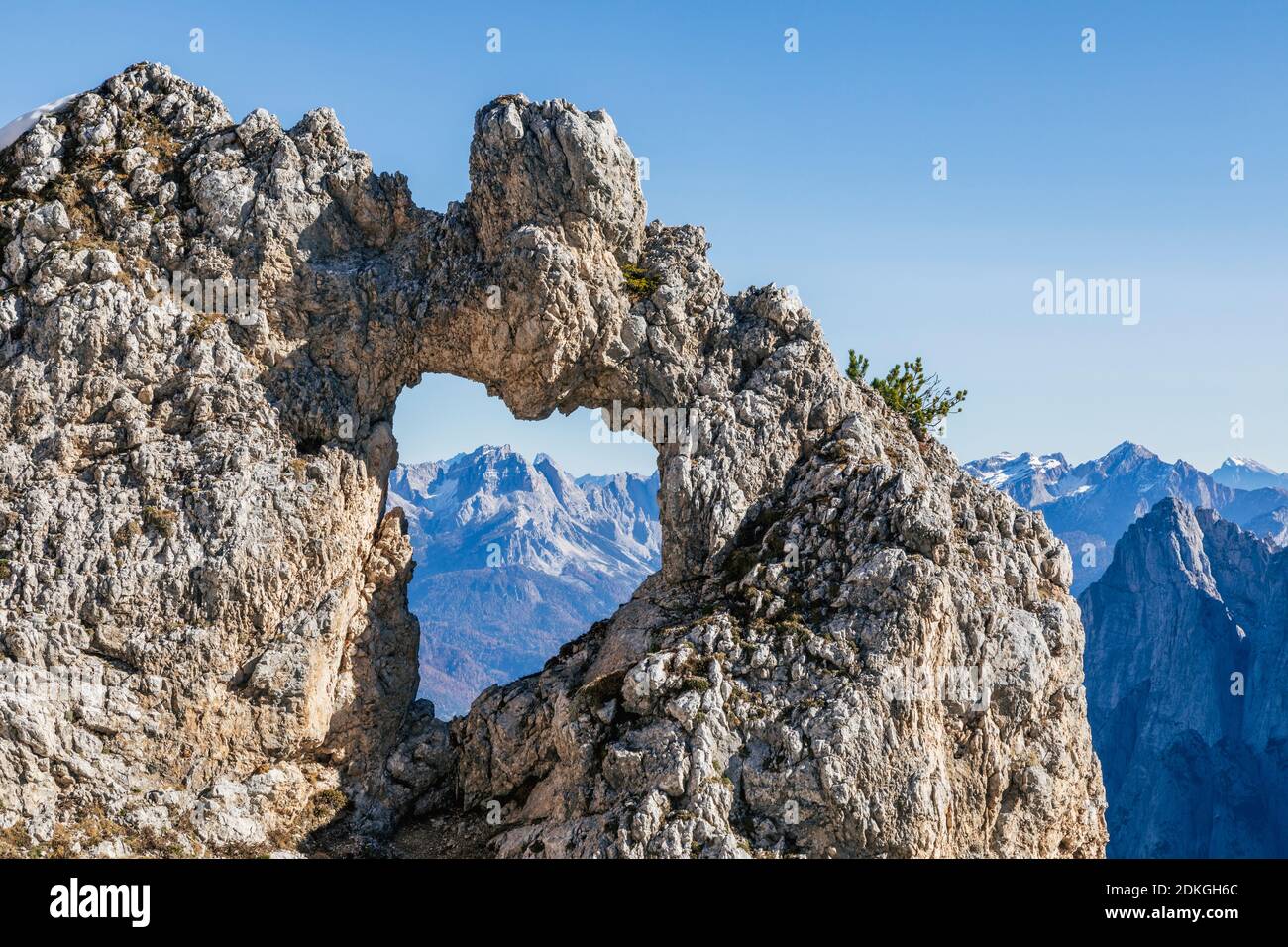 Europa, Italien, Venetien, Belluno, Taibon Agordino. Das Herz des Felsens, ein herzförmiges Felsenfenster in einem blauen Himmel, Pala Gruppe, Dolomiten Stockfoto