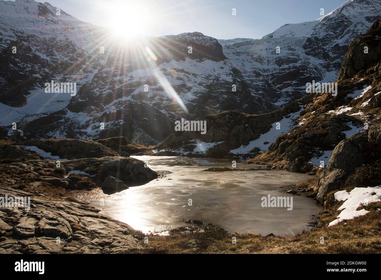 Sonnenaufgang nach einer kalten Nacht in den hohen Bergen Stockfoto