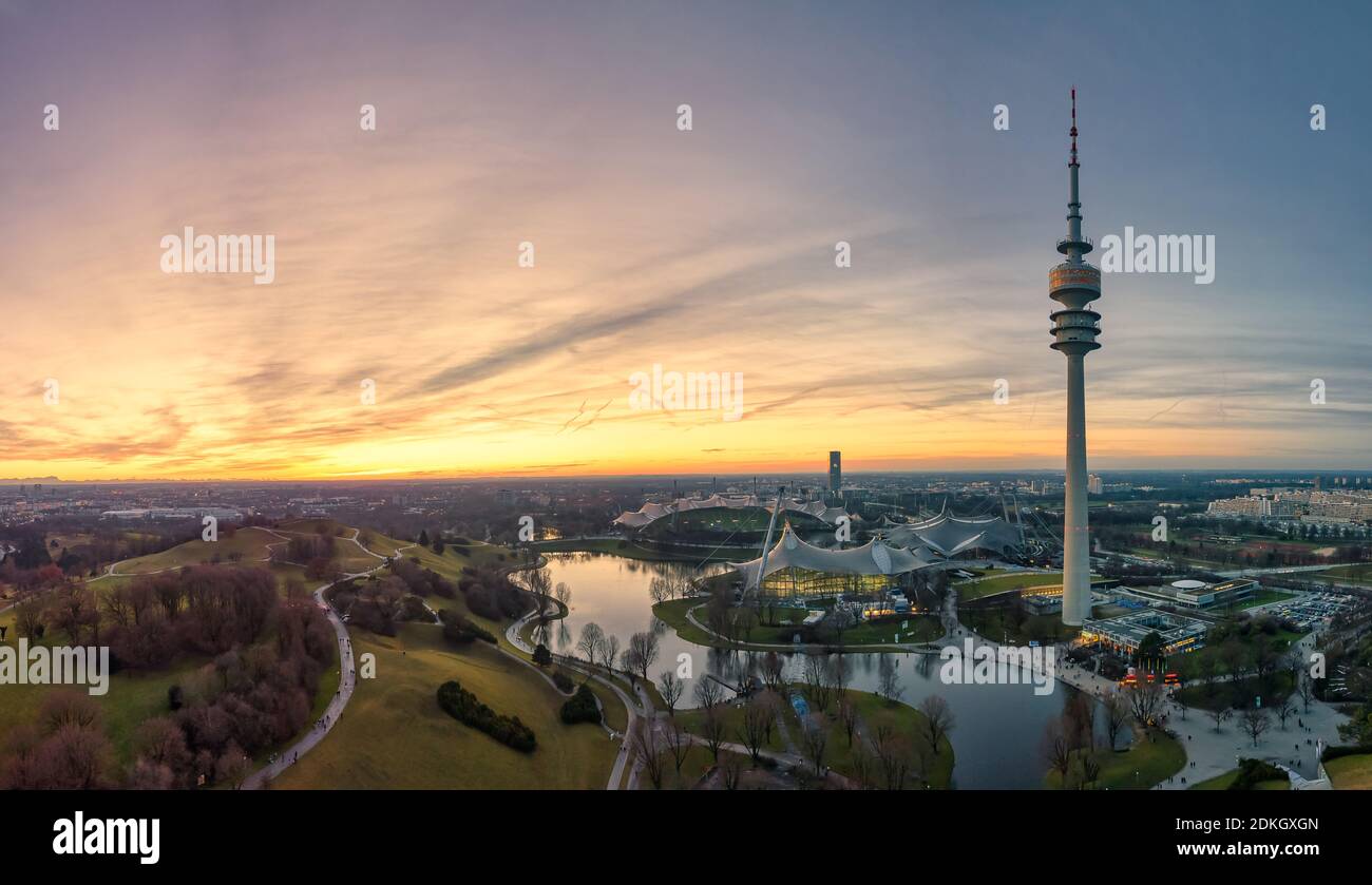 Die beeindruckende Skyline der bayerischen Hauptstadt München bei Sonnenuntergang Stockfoto