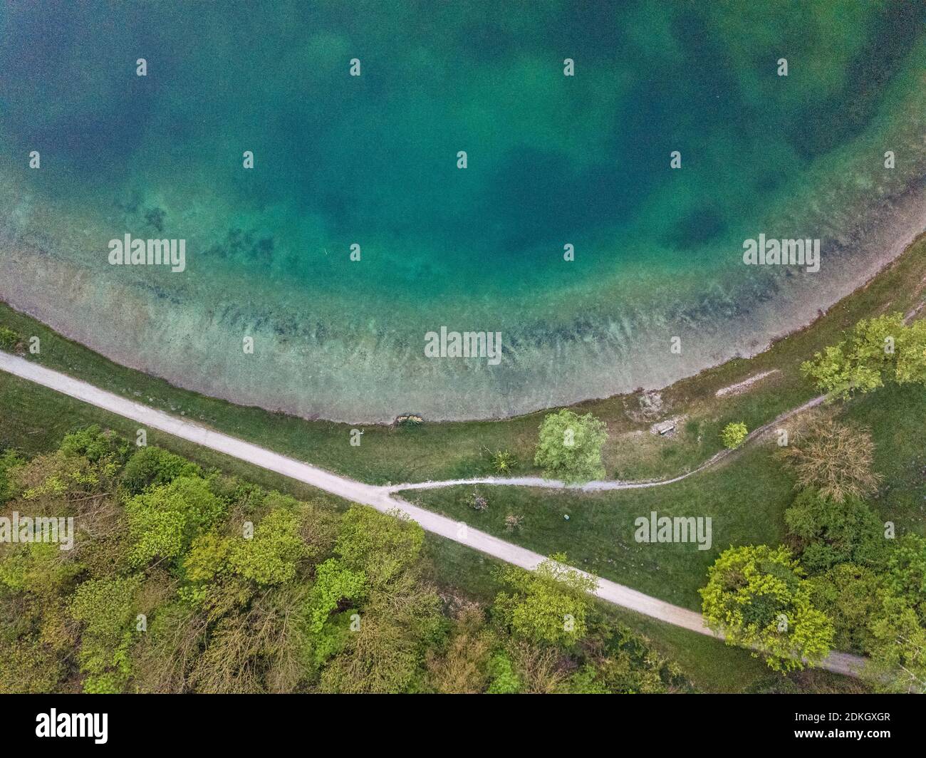 Meer Luftaufnahme, Draufsicht, erstaunliche Natur Hintergrund.die Farbe des Wassers mit Bäumen in der Nähe. Stockfoto