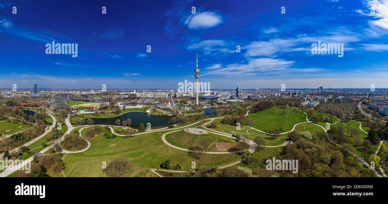 Beliebter Blick über die bayerische Hauptstadt als Drohnenbild im Frühling. Stockfoto