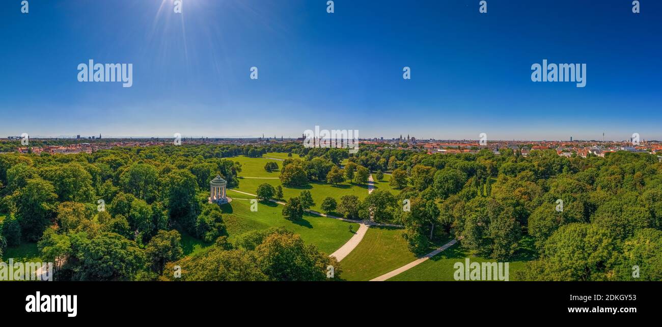 Schöne Aussicht von einer Drohne über München mit seinem grünen Englischen  Garten, einem Park mit vielen Bäumen und der isar Stockfotografie - Alamy